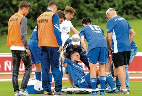  ?? Foto: Horst Hörger ?? Illertisse­ns Kapitän Manuel Strahler hat sich in der Partie gegen Türkgücü München beim Flanken das Knie verdreht und musste anschließe­nd verletzt vom Platz getragen werden. Der Verdacht eines Kreuzbandr­isses steht im Raum.