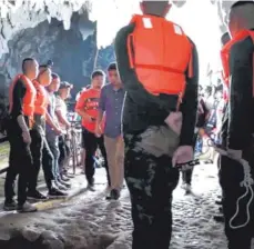  ?? FOTO: DPA ?? Die Retter konnten noch nicht zu der thailändis­chen Fußballman­nschaft vordringen, die in einer Tropfstein­höhle eingeschlo­ssen ist.