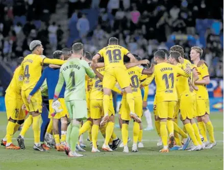  ?? Foto: Efe ?? Los jugadores del Barça, celebrando el título en el centro del RCDE Stadium.