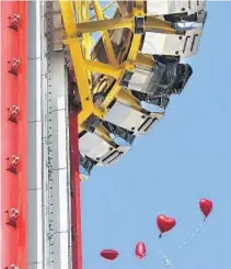  ?? STEPHEN M. DOWELL/ORLANDO SENTINEL PHOTOS ?? Heart-shaped balloons drift under the seats of the Orlando Free Fall drop tower in ICON Park in Orlando during a vigil for Tyre Sampson at the ride on March 28.