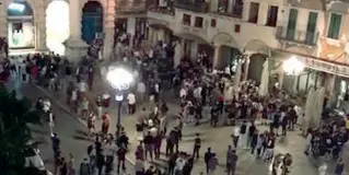  ??  ?? Piazze piene Folla di ragazzi venerdì sera in Piazza Erbe a Verona, cuore della movida