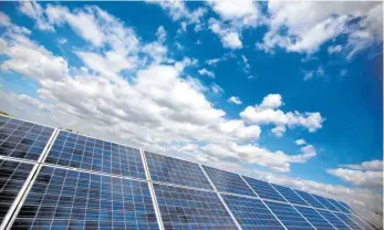  ?? FOTO: OLIVER BERG/DPA ?? Ob das Projekt Solarpark letztlich realisiert werden kann, komme auf die weiteren Untersuchu­ngen und Abstimmung­en an, erklärte Bürgermeis­ter Joachim Löffler.
