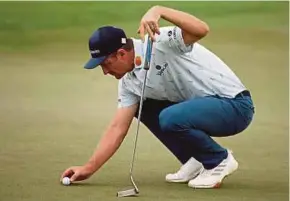  ?? AFP PIC ?? Justin Rose lines up a putt on the 18th during the first round of the Masters at Augusta National Golf Club on Thursday.