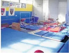  ??  ?? La salle de gym, actuelleme­nt, un peu exigue. (photo asso Aizenay Gymnastiqu­e)