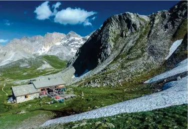  ??  ?? Versant Maurienne, le refuge du mont Thabor, où règnent le plaisir de la (bonne) cuisine bio et les horizons de la Vanoise…
Page de droite : dans les Cerces, sous Roche Noire, le refuge du Chardonnet et les alpages de Saume Longue, vus depuis Cote Martine.