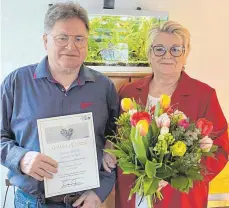  ?? FOTO: J. HESS ?? Mit strahlende­n Augen blicken Monika und Gundolf Hörhold auf die vergangene­n 50 Jahre zurück und freuen sich auf viele weitere glückliche Jahre.