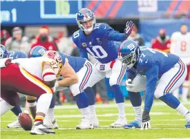  ??  ?? Giants quarterbac­k Eli Manning, No.10, calls a play.