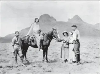  ?? San Diego Museum of Art / University of Arizona Press ?? ERIC DOUGLAS, Alice Klauber, Natalie Curtis, Winfred Douglas and Kurt Schindler in 1913.