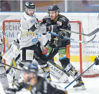  ?? FOTO: FELIX KÄSTLE ?? Daniel Stiefenhof­er (re., gegen Bayreuths Moritz Schug) schoss bei seiner Rückkehr zwar ein Tor, dennoch verloren die Ravensburg Towerstars nach Verlängeru­ng gegen die Bayreuth Tigers.