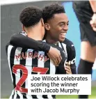  ??  ?? Joe Willock celebrates scoring the winner with Jacob Murphy