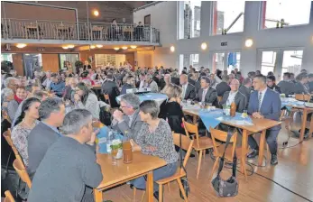  ?? FOTO: CHRISTOPH STEHLE ?? 300 Gäste kamen zum Neujahrsem­pfang in Fronhofen.