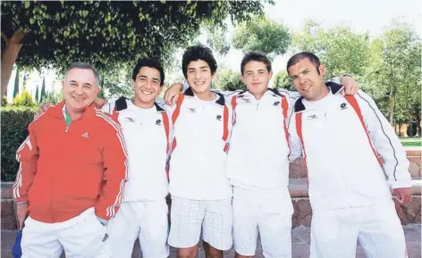  ??  ?? ► El equipo chileno en el Mundial Sub 16 de Tenis de México, en 2011. De izquierda a derecha: Alex Rossi, Guillermo Núñez, Christian Garin, Sebastián Peñaloza y Hugo Miranda.