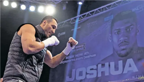  ??  ?? „Ich genieße den Moment“, sagt Wladimir Klitschko (41) vor dem Duell mit seinem knapp 14 Jahre jüngeren Herausford­erer Anthony Joshua.