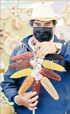  ?? Fotos J. Guadalupe Pérez ?? ▲ La Feria del Maíz se desarrolla en San Juan Ixtenco, en Tlaxcala, donde habitan unas 7 mil 500 personas, la mayoría de origen otomí. Mañana concluye el encuentro, donde se pueden ver en exhibición variedades antiguas de maíz que se remontan a unos 7 mil años.