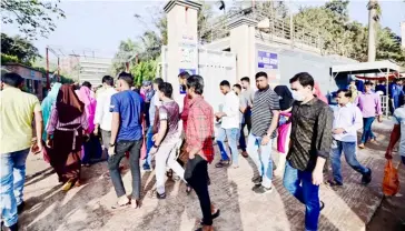  ?? MUNIR UZ ZAMAN/AGENCE FRANCE-PRESSE ?? GARMENT workers enter their factory as they return to work in Ashulia, north of Dhaka, Bangladesh on 15 November 2023, after local garment factories, forced to shut down due to worker unrest over wage hike demands, reopened.