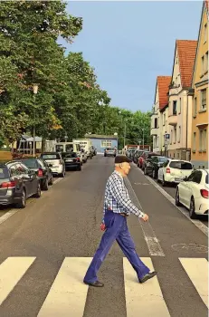  ?? FOTO: ANDREW WAKEFORD ?? Nicht die Abbey Road, sondern der Ilseplatz in Saarbrücke­n. Ansonsten aber schreitet Heinz Becker im perfekten Beatles-Schritt.