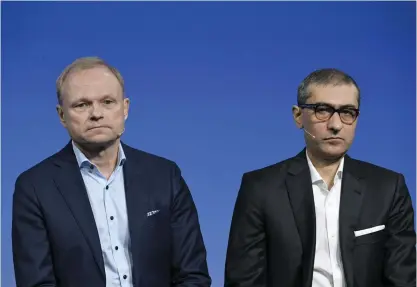  ?? FOTO: MARKKU ULANDER/LEHTIKUVA ?? Nokia är mitt i ett vd-skifte. I dag ger Rajeev Suri (till höger) över vd-posten till efterträda­ren Pekka Lundmark, som närmast kommer från Fortum.