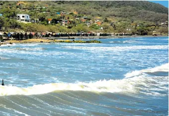  ??  ?? Las casetas ubicadas a la orilla de la playa podrían resultar afectadas por el fuerte oleaje.