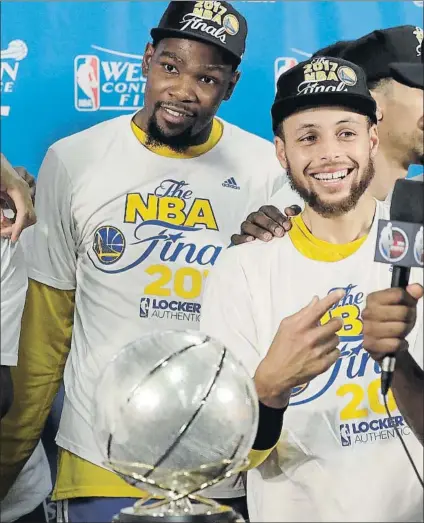  ?? FOTO: AP ?? Kevin Durant y Stephen Curry, con el trofeo entregado a los Golden State Warriors como campeones de la Conferenci­a Oeste