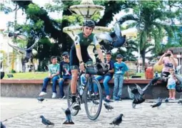  ?? FOTO: NEPTALÍ. ?? VIAJE. El ciclista catracho zarpó rumbo a Mallorca, España, donde se integrará a su equipo, el Arabay Vas Team.