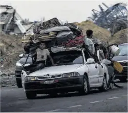  ?? Mohammed Saber / Efe ?? Palestinos saliendo de Rafah, ayer.