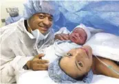  ??  ?? Enrique Rojas con gorrito aparece con su nuevo hijo Ean Enrique Rojas Pérez, la madre Mayrelis y naturalmen­te el nuevo miembro de la familia.