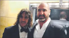  ??  ?? Eric Cantona, con Carles Puyol en la Gala de la Fundación Laureus de 2015