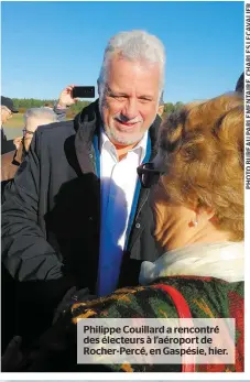  ??  ?? Philippe Couillard a rencontré des électeurs à l’aéroport de Rocher-Percé, en Gaspésie, hier.