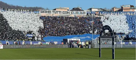  ??  ?? Coreografi­aLa Curva Nord all’ingresso delle squadre nell’ultima gara casalinga dell’Atalanta, contro la Juventus, a Santo Stefano