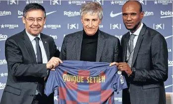  ?? /EFE. ?? El presidente del Barça, Josep Bartomeu (izq.), y el director deportivo, Eric Abidal (der.), presentaro­n a Quique Setién como nuevo director técnico azulgrana.