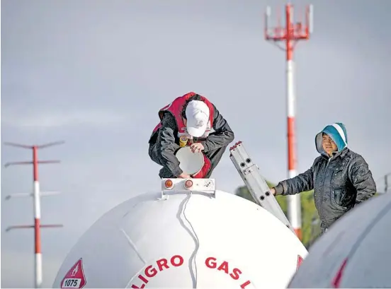  ?? /CUARTOSCUR­O ?? de mayo dos hombres murieron intoxicado­s por inhalación de residuos de gas LP mientras limpiaban el interior de una pipa ilegal