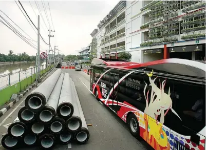  ?? HARYANTO TENG/JAWA POS ?? PERSIAPAN PENGERJAAN JEMBATAN: Suroboyo Bus hendak masuk ke Terminal Intermoda Joyoboyo. Mulai kemarin, dishub menutup separo Jalan Joyoboyo yang mengarah ke Gunungsari. Meski ditutup, lalu lintas relatif lancar.