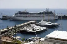  ??  ?? En ,  bateaux de croisière ont jeté l’ancre au port Hercule. Cela représente un vivier de   touristes.