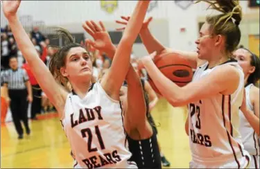  ?? SAM STEWART - DIGITAL FIRST MEDIA ?? Boyertown’s Abby Kapp gathers control of a rebound while Avery Sweisfort (21) tries to stay upright as a crashing Jackie Cerchio, behind, falls to the floor in the waning seconds of the fourth quarter.