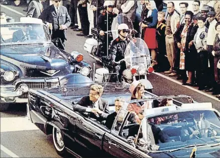  ?? HANDOUT / REUTERS ?? Magnicidio enDallas. El presidente John F. Kennedy junto a su esposa, Jaqueline Kennedy, momentos antes de ser asesinado en la ciudad texana