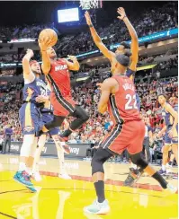  ?? AL DIAZ adiaz@miamiheral­d.com ?? Heat guard Kyle Lowry scored nine straight points over a span of 1:42 late in the fourth quarter against the Pelicans on Sunday.