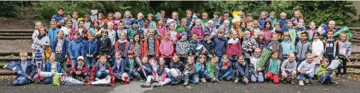  ?? RP-FOTO: HANS-JÜRGEN BAUER ?? Ihren ersten Schultag in der Katholisch­en Grundschul­e Unter den Eichen in Gerresheim hatten diese i-Dötzchen.