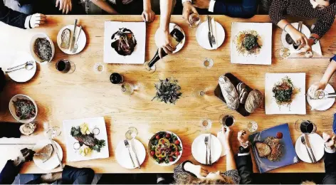  ?? FOTO: THINKSTOCK ?? Am besten plaudert es sich an einer gut gedeckten Tafel – auch wenn sich Gastgeber und Gäste nicht kennen.