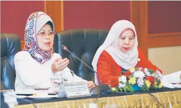  ?? — Photo by Muhammad Rais Sanusi ?? Fatimah (left) gestures as she speaks to reporters. Seen on her left is Rosey.