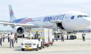  ?? - Bernama photo ?? A Malaysia Airlines Airbus A330-300 plane emblazoned with the livery of the national flag arrives with the Covid19 Pfizer-BioNTech vaccine for Malaysians at Kuala Lumpur Internatio­nal Airport (KLIA) yesterday. The jetliner is carrying 312,390 doses of Pfizer-BioNTech vaccine for the first delivery to Malaysia.