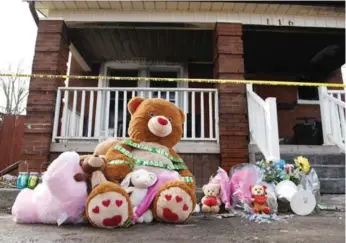  ?? RYAN PFEIFFER/METROLAND FILE PHOTO ?? A memorial is set up outside a Oshawa home after a fatal fire, in which four people, including two kids, died.