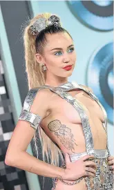  ?? AXELLE / BAUER-GRIFFIN / FILMMAGIC ?? MILEY CYRUS La cantant de la factoria Disney confessa al seu llibre Milers to go que va patir agressions que van anar “més enllà de la intimidaci­ó” perquè era menuda i prima i perquè tenia acne