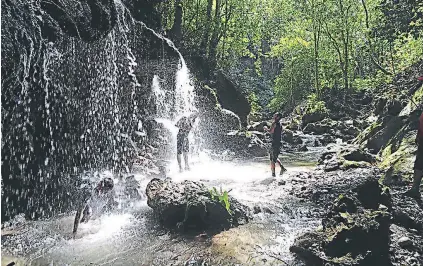  ?? FOTOS: MARIELA TEJADA ?? NatuRaleza. Una caída de agua natural en el balneario La Sirena, en Veracruz, Copán.