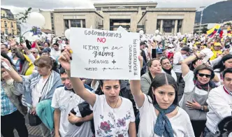  ?? AFP ?? Pancartas con mensajes en contra de la guerra y banderas de Colombia fueron los protagonis­tas.