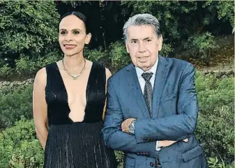  ??  ?? LA ÚLTIMA
LEYENDA Manolo Santana, que fue protagonis­ta de la época dorada de Marbella, sigue siendo un habitual. En la foto, con su cuarta esposa, Claudia Rodríguez