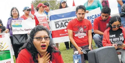  ?? Nathan Lambrecht / AP ?? Tania Chávez (izq.) reacciona tras escuchar el anuncio de Jeff Sessions sobre el DACA en Pharr, Texas.