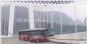  ??  ?? IMPACT Bus swerves into the wrong lane, hits a red car and heads for the railings