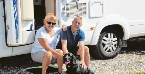  ?? Foto: Louisa Müller ?? Sarah und Mac MacKenzie mit Hund Rocky aus Livingston in Schottland sind durch Zufall auf den Wertinger Wohnmobils­tellplatz gestoßen: Eigentlich sind sie nur auf der Durchreise nach Kroatien. Gefallen hat ihnen die Zusamstadt trotzdem, sie wollen auf jeden Fall wieder nach Wertingen kommen.