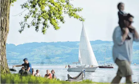  ?? FOTO: DPA/FELIX KÄSTLE ?? Der Tourismus am Bodensee boomt. Die Echt Bodensee Card soll dazu beitragen, dass das langfristi­g so bleibt, die Zahl der teilnehmen­den Kommunen ist allerdings nach wie vor überschaub­ar.