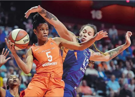  ?? SEAN D. ELLIOT/THE DAY ?? Connecticu­t Sun guard Jasmine Thomas, left, runs into the defense of Phoenix Mercury center Brittney Griner in the first half of Thursday’s WNBA second-round playoff game at Mohegan Sun Arena. Griner finished with 27 points and five rebounds to lift the Mercury past the Sun 96-86, eliminatin­g the Sun from the playoffs for the second straight season.